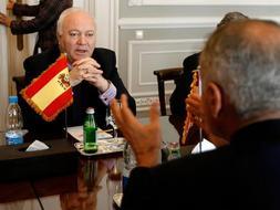 Moratinos charla con su homólogo egipcio de Exteriores, Ahmed Abul Gheit. / Afp