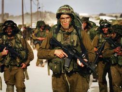 Soldados israelíes atacan objetivos seleccionados en la Franja de Gaza. / Afp