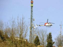 Un helicóptero sobrevuela el lugar del atentado, donde la Ertzaintza ha encotnrado dos bombas trampa. / Reuters