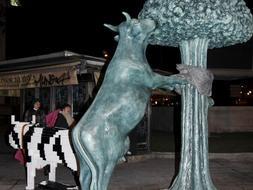 'La vaca y el madroño' y la 'Vaca-lego' ya 'pastan' por las céntricas calles de Madrid. /Efe