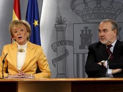 Los dos vicepresidentes del Gobierno, María Teresa Fernández de la Vega y Pedro Solbes, en la rueda de prensa posterior al Consejo de Ministros que ha revisado el cuadro macroeconómico. / Efe