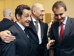 El primer ministro israelí, Ehud Olmert, con el presidente español, José Luis Rodríguez Zapatero, y el francés, Nicolas Sarkozy, en el encuentro mantenido en Jerusalén tras la cumbre de Sharm el Seij. / Reuters