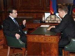 El presidente ruso Dmitry Medvedev (izquierda), y  el presidente de Gazprom ,Alexei Miller, durante una reunión. / Ap