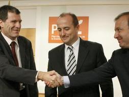 Miguel Sebastián preside la firma del Convenio con el ICO para instrumentar la Línea de Financiación del Plan Renove de Turismo 2009 con el presidente del ICO, Aurelio Martínez Esteve y el secretario de Estado de Turismo, Joan Mesquida./ Efe