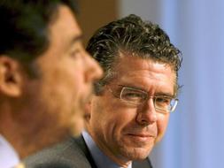 El consejero de Presidencia de la Comunidad, Francisco Granados, de frente, es el 'señalado' de organizar la trama. El vicepresidente, Ignacio González, es una de las 'víctimas'. Uno y otro han compaercido juntos para negar la implicación de la Comunidad de madrid y pedir al Ayuntamiento que retire sus acusaciones. / Efe