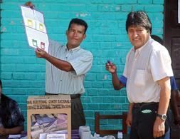 Bolivia vota profundamente dividida su nueva Constitución