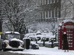 Una intensa nevada, la mayor de los últimos 18 años, ha paralizado Londres. / Ap