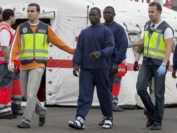 Los inmigrantes han sido atendidos por la Cruz Roja a su llegada a tierra. / Efe