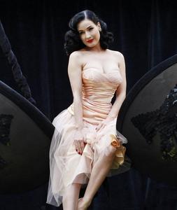 Dita Von Teese: «Carla Bruni puede hacer un gran striptease»