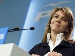 La secretaria general del PP, María Dolores de Cospedal, durante la rueda de prensa que ha ofrecido para referirse a la trama de corrupción que puede salpicar a cargos del partido. / Efe