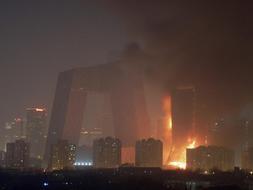 El fuego ha ido poco a poco ascendiendo hasta llegar a los pisos superiores. / Reuters