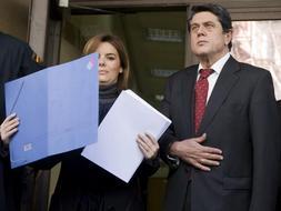 La portavoz del grupo parlamentario popular, Soraya Sáenz de Santamaría, y el portavoz del PP en Justicia, Federico Trillo, a su llegada a la Audiencia Nacional, donde han presentado dos escritos: de personación y de recusación. / Efe