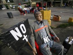 La consulta popular puede permitir a Hugo Chávez optar a un tercer mandato al frente del país. /Efe