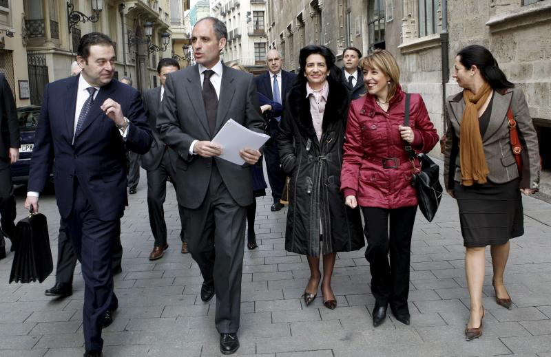 El presidente de la Generalitat, Francisco Camps (2i), se dirige a las Cortes Valencianas, arropado por todos sus consellers, tras leer un comunicado desmintiendo las informaciones que le vinculan con la investigación de una trama de corrupción por parte del juez Garzón. / Efe