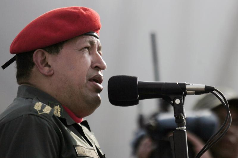 El presidente de Venezuela, Hugo Chávez , saluda a su llegada al Puerto de La Guaira (Venezuela), para despedir al buque escuela "Simón Bolívar", que emprendió su XXI crucero de instrucción al exterior hacia puertos de Argentina, Brasil y Uruguay ./ EFE