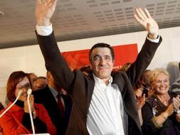 El candidato socialista a lehendakari, Patxi López, durante su comparecencia ante los medios tras concer el escrutinio de las elecciones autonómicas en el Pais Vasco. / Efe