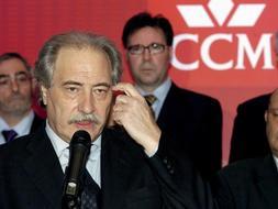 Imagen de archivo del presidente de la CCM, Juan Pedro Hernández Moltó (en primer término-i), durante una declaración institucional en Toledo. / Efe