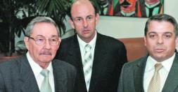 Raúl Castro destituye a dos hombres clave de Fidel y asume todo el poder en Cuba