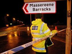 Un oficial de policía cierra una vía a las afueras de la base del ejercito Massereene en el condado de Antrim, 16 millas al norte de Belfast ./ EFE