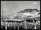 En esta fotografía tomada el 10 de marzo de 1959, los tibetanos protestan contra la ocupación china frente al Palacio Potala, en Lhasa, antigua residencia del Dalai Lama. AFP