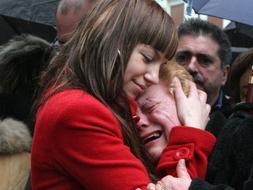 Retiradas las fotos de etarras del «muro de la vergüenza» de Mondragón