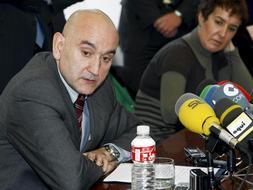 El consejero de Industria del Gobierno de Cantabria, Javier del Olmo, durante la rueda de prensa en la que ha anunciado su dimisión. /Efe