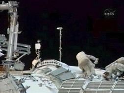 Imagen cedida por NASA TV de los tripulantes de la Estación Espacial Internacional, el astronauta estadounidense Mike Fincke (i) y el cosmonauta ruso Yury Lonchakov (d), durante una caminata espacial esta semana.