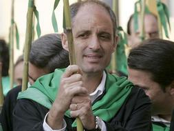 El presidente de la Generalitat Valenciana, Francisco Camps, se dirige entre el resto de romeros a la ermita de la Magdalena, durante la tradicional 'romería de les canyes'. / Efe