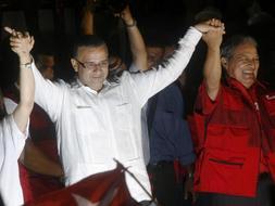 El periodista Mauricio Funes celebra su victoria. / Reuters