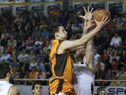 El escolta serbio del Alta Gestión Fuenlabrada Vuk Radivojevic (3i) entra a canasta ante el pívot croata del CB Granada Aleks Maric ./ EFE