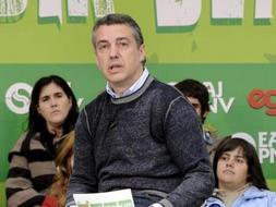 El presidente del PNV, Íñigo Urkullu , en el frontón de Dima atiende a las preguntas de los jóvenes afiliados a su partido durante la celebración del 'EGI eguna'./ Efe