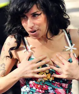 Amy Winehouse provoca el caos en el Caribe tras fumar mondas de plátano