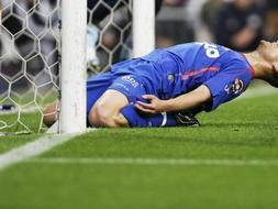 Guti conduce el balón ante la mirada de Casquero ./ Archivo