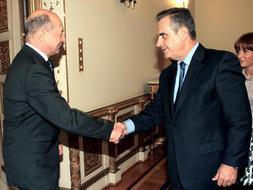 El ministro de Trabajo, Celestino Corbacho, saluda al presidente rumano Traian Basescu durante el encuentro que han mantenido dentro del viaje oficial del ministro español a Rumanía. / Efe