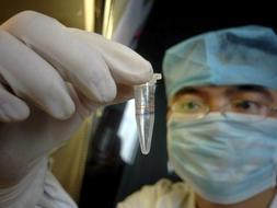 Un científico chino sostiene un reactivo de la gripe A en el Centro Local de Control de Enfermedades de Zhuzhou, en la provincia de Hunan, al sur de China. / Efe