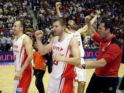 Los jugadores del Murcia celebran la salvación./EFE