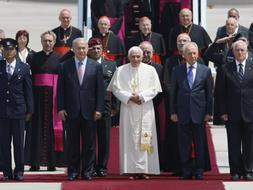 El Papa Benedicto XVI, flanqueado por el presidente y el primer ministro israelíes, Simón Peres (a su derecha) y Benjamin Netanyahu (a su izqueirda), a lo spies del avión. / Afp