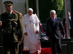 Benedicto XVI camina junto al presidente palestino Mahmud Abbas durante la ceremonia de bienvenida al palacio presidencial en Belén. / Efe