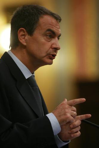 El presidente propone un pacto al PP tras culpar a Aznar de la crisis