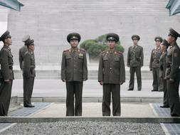Fotografía de archivo en la que se ve a soldados norcoreanos mientras prestan guardia en la población fronteriza Panmounjom, en la línea de demarcación militar con la zona desmilitarizada de Corea del Sur. / Efe