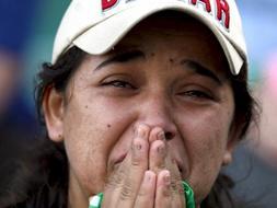 Una joven aficionada bética llora tras confirmarse el descenso del Real Betis a Segunda División./EFE