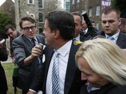 Varios manifestantes antifascistas han lanzado huevos contra Nick Griffin. / Reuters