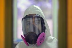 EFE En la imagen, un experto en virología con un equipo protector para trabajar en el laboratorio