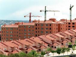 La costa mediterránea concentra la mitad de las 613.000 viviendas terminadas sin vender