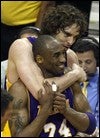 Pau Gasol abraza a Kobe Bryant