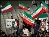 Aficionados de la selección de fútbol iraní con banderas de "Irán libre" en un partido hoy en Seúl / AP
