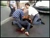 Imagen grabada con un móvil donde el médico Hejazi intenta reanimar a Neda tras ser disparada en Teherán.