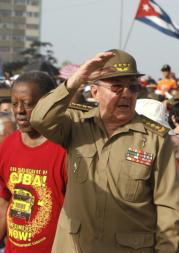 Raúl Castro exige «volver a la tierra» para evitar la quiebra