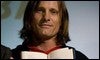 Viggo Mortensen posa con el volumen que ha editado / EFE