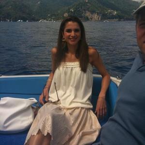 Rania de Jordania «tuitea» su encuentro con Carla Bruni y Nicolás Sarkozy